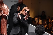 Xポーズを決めるYOSHIKI。