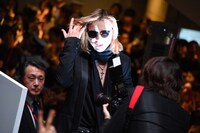 ステージを降りる途中のYOSHIKI。