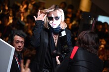 ステージを降りる途中のYOSHIKI。