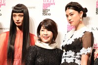 左から萬波ユカ、「VOGUE JAPAN」編集長の渡辺三津子、森星。