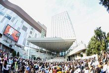 M!LKのライブの様子。（撮影：笹森健一）