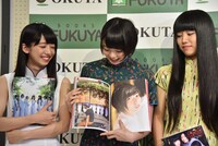 お気に入りページを紹介する安本彩花（中央）。