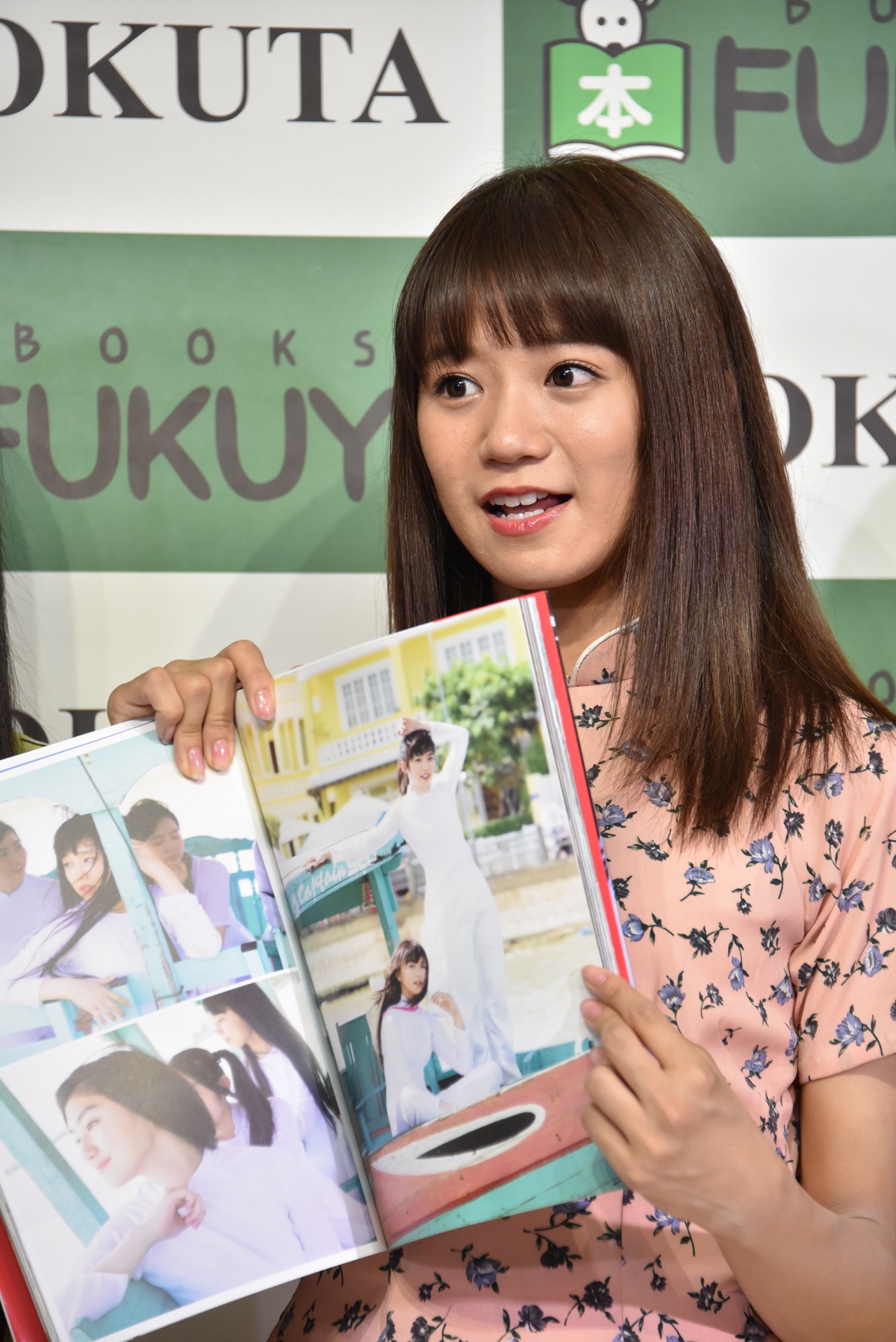 お気に入りページを紹介する星名美怜。