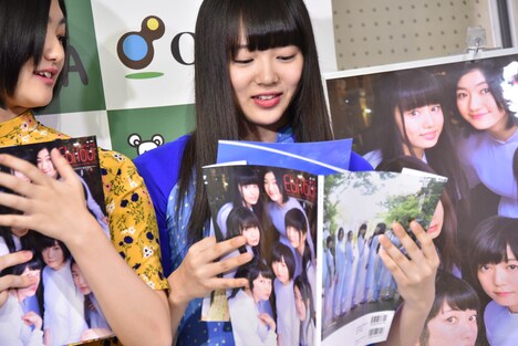 おもむろにカバーを外す中山莉子。