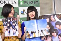 カバーを取り外して表紙を見せる中山莉子（右）。