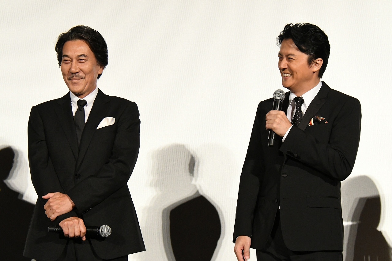 左から役所広司、福山雅治。