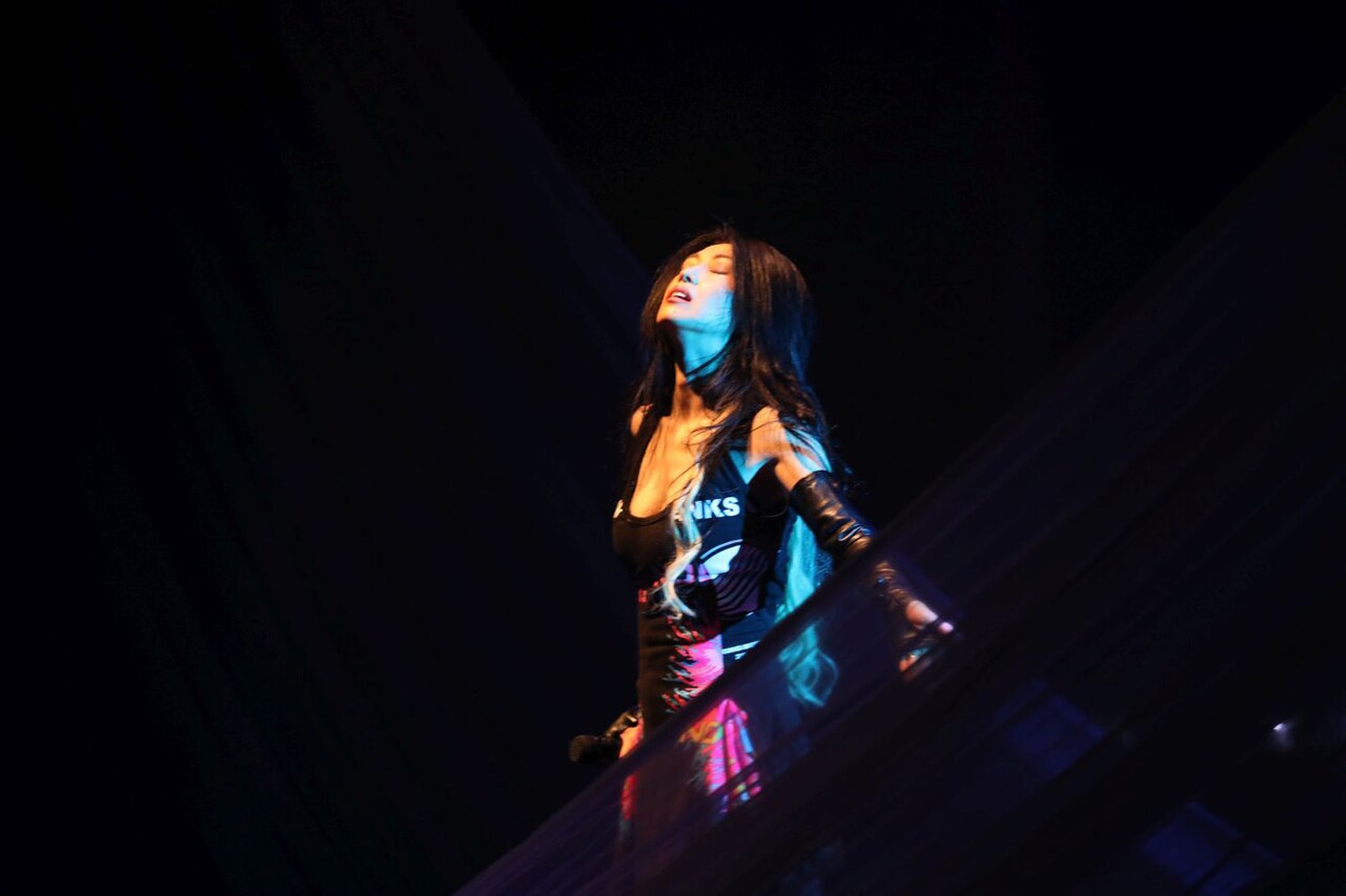 鬼束ちひろの15年ぶりツアーが映像化、ピアニスト・坂本昌之との追加公演も収録