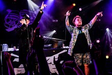 SKY-HIをゲストに迎えたサイプレス上野とロベルト吉野のライブの様子。（Photo by HAJIME KAMIIISAKA）