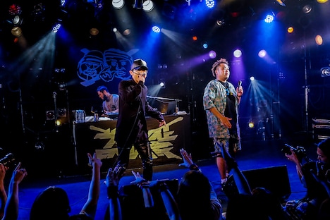 SKY-HIをゲストに迎えたサイプレス上野とロベルト吉野のライブの様子。（Photo by HAJIME KAMIIISAKA）