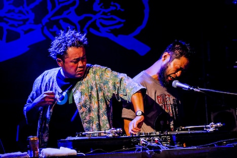 サイプレス上野とロベルト吉野（Photo by HAJIME KAMIIISAKA）