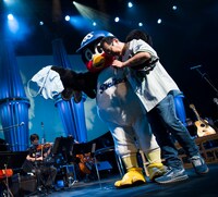 さだまさしの肩を抱くつば九郎。