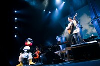 「つばめよつばめ」を歌うさだまさしと、座って聴くつば九郎。