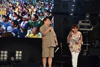 MCを務めた塚地武雅（左）とアシスタントの武隈史子（右）。