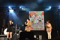 うめみかんが楽屋で解散危機を迎えていることを報告するマネージャーの佐藤さん（左）。