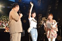 「AMAでーす!!」と観客の声援に応える尼崎あゆみ。