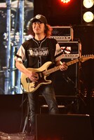 なにワンダーたこ虹バンドのバンマス・手島いさむ。