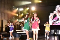 「なにわのはにわ」で縦笛を吹く根岸可蓮（左）と彩木咲良（右）。