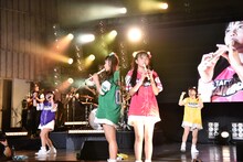 「なにわのはにわ」で縦笛を吹く根岸可蓮（左）と彩木咲良（右）。