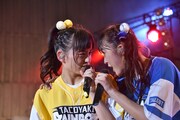 顔を見合わせる清井咲希（左）と春名真依（右）。