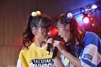 顔を見合わせる清井咲希（左）と春名真依（右）。