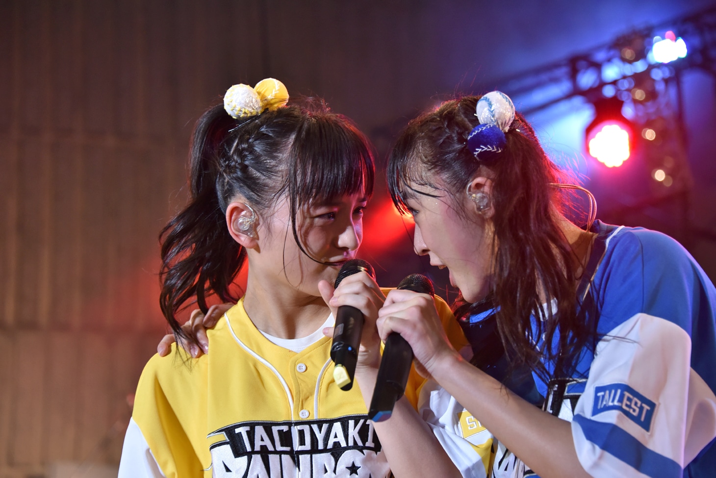 顔を見合わせる清井咲希（左）と春名真依（右）。