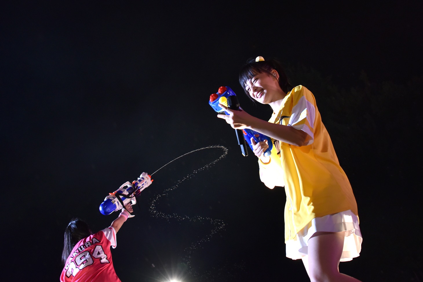 水鉄砲で客席を攻撃する彩木咲良（左）と清井咲希（右）。