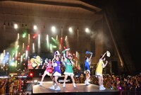 センターステージでタオルを振り回すたこやきレインボー。