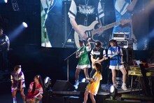 ギターソロを弾くバンマス・手島いさむを囲むたこやきレインボー。