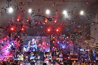 客席に放たれた5色のテープ。