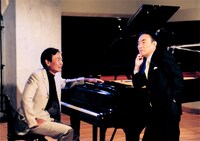 左から都倉俊一、阿久悠。