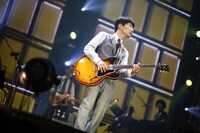 人気画像2位は「星野源、自身の音楽ルーツ込めたツアー『Continues』6万人熱狂のたまアリで幕」より、星野源。（撮影：西槇太一）