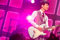 人気画像6位は「星野源、自身の音楽ルーツ込めたツアー『Continues』6万人熱狂のたまアリで幕」より、星野源。（撮影：西槇太一）