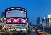 東京・西武新宿駅前のユニカビジョンイメージ。