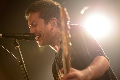 Keisaku “Sit” Matsu-ura（Vo, B / COUNTRY YARD）（撮影：半田安政[Showcase]）