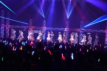 「次々続々」「UPPER ROCK」のマッシュアップメドレーを披露するアンジュルムとアップアップガールズ（仮）。