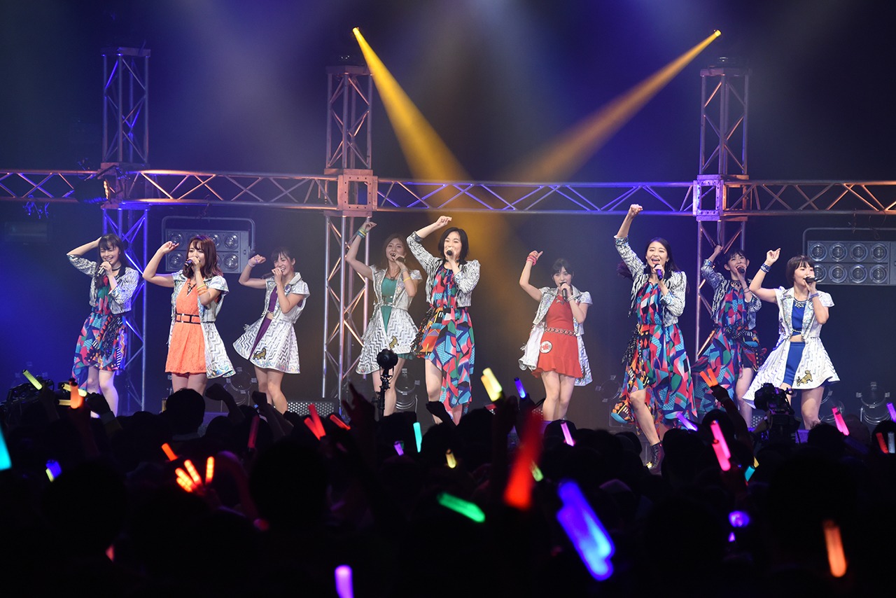 コラボメドレーを披露するアンジュルムとアップアップガールズ（仮）。
