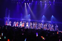 コラボメドレーを披露するアンジュルムとアップアップガールズ（仮）。