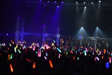 コラボメドレーを披露するアンジュルムとアップアップガールズ（仮）。