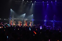 コラボメドレーを披露するアンジュルムとアップアップガールズ（仮）。