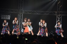 コラボメドレーを披露するアンジュルムとアップアップガールズ（仮）。