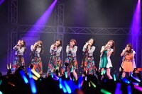 コラボメドレーを披露するアンジュルムとアップアップガールズ（仮）。