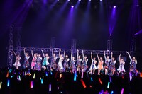 モーニング娘。「青空がいつまでも続くような未来であれ！」を披露するアンジュルムとアップアップガールズ（仮）。