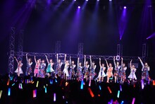 モーニング娘。「青空がいつまでも続くような未来であれ！」を披露するアンジュルムとアップアップガールズ（仮）。