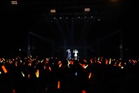 松浦亜弥「笑顔に涙～THANK YOU! DEAR MY FRIENDS～」を歌う和田彩花（アンジュルム）と佐保明梨（アップアップガールズ（仮））。