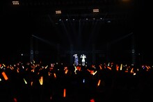 松浦亜弥「笑顔に涙～THANK YOU! DEAR MY FRIENDS～」を歌う和田彩花（アンジュルム）と佐保明梨（アップアップガールズ（仮））。