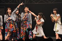 ライブの先攻と後攻を決めるジャンケンで仙石みなみ（右 / アップアップガールズ（仮））に勝利する笠原桃奈（左 / アンジュルム）。