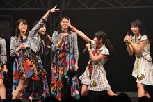 ライブの先攻と後攻を決めるジャンケンで仙石みなみ（右 / アップアップガールズ（仮））に勝利する笠原桃奈（左 / アンジュルム）。