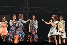 “ライブ最強アイドル”の座を賭けたジャンケンで森咲樹（右 / アップアップガールズ（仮））に勝利する勝田里奈（左 / アンジュルム）。