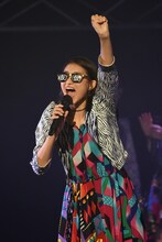 サングラスをかけて観客を煽る和田彩花（アンジュルム）。