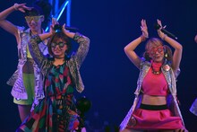 左から竹内朱莉（アンジュルム）、古川小夏（アップアップガールズ（仮））。